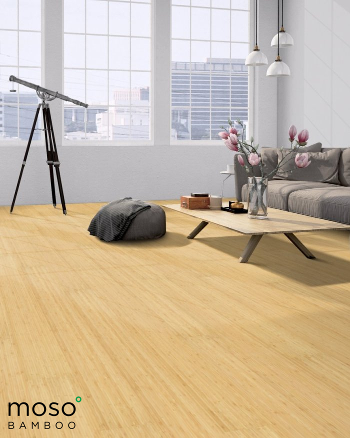 Bamboelvloer Een zitkamer met een bamboe vloer van MOSO