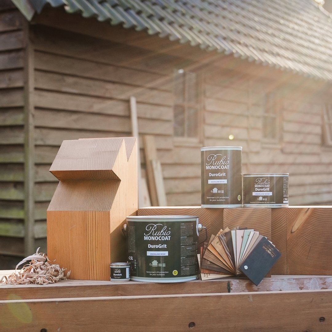 Durogrit blikken met verschillende inhoud op een houten tuintafel