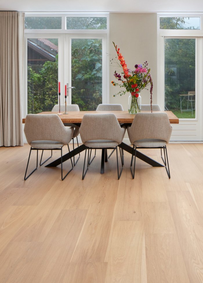 Woonkamer met Eiken lamelvloer 10.1 met Monocoat olie Mist 5%, geleverd door RIGA Houtenvloeren uit Amsterdam