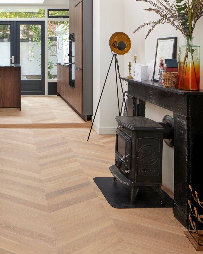 Hongaarse Punt Een eetkamer met een eiken vloer door Riga houten vloeren uit Amsterdam gelegd in Hongaarse Punt (Chevron)