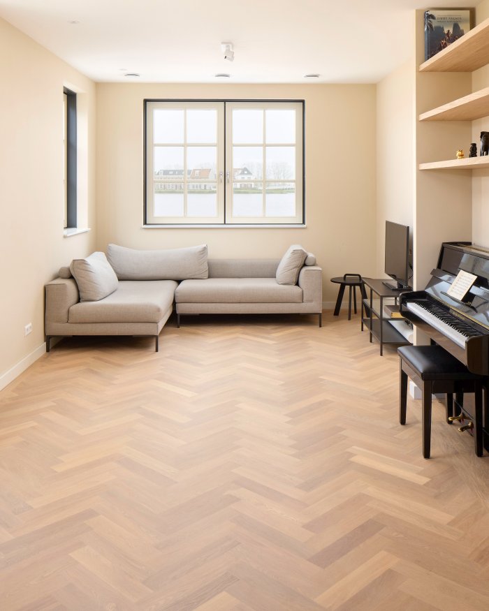 Eiken visgraatvloer Een zitkamer met een eiken visgraatvloer van Riga houten vloeren uit Amsterdam