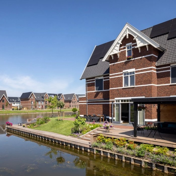 Huis aan het water in nieuwbouwproject Weespersluis, waar RIGA in meer dan 150 woningen hoogwaardige vloeren heeft gelegd