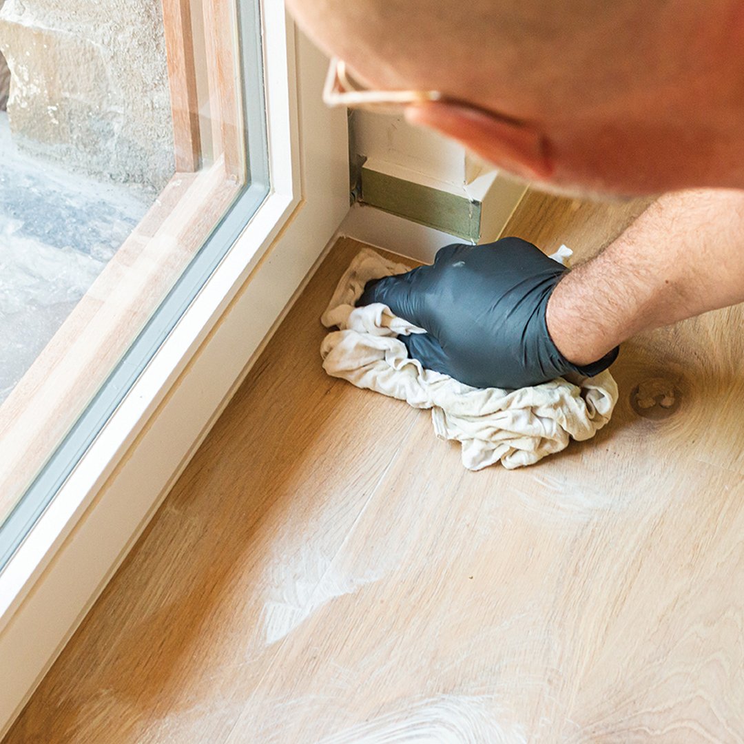 Overtollige olie verwijderen met Rubio Monocoat Pluisvrije Witte Doeken